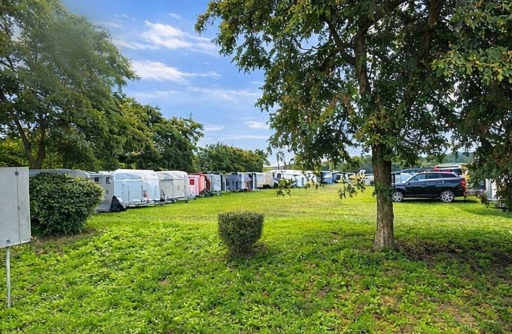 Schattige Stellplätze unter Bäumen