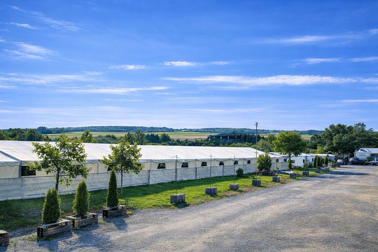 Veranstaltungszelt mit Panoramalandschaft